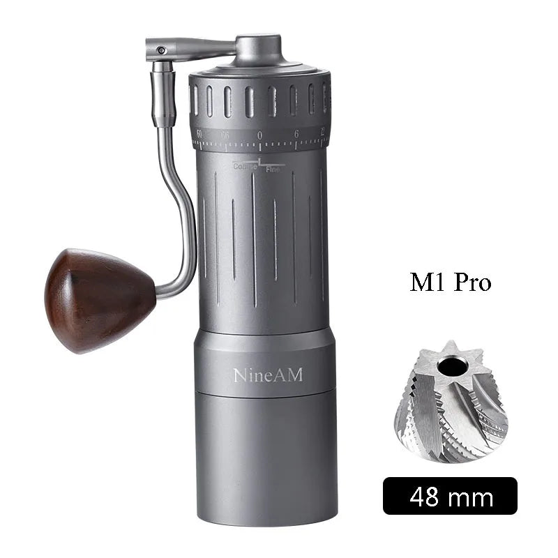 Manuelle Kaffeemühle NineAM M1/Pro (2024) – 48 mm Edelstahl-Kegelmahlwerk, Aluminium- und Walnussholzgehäuse