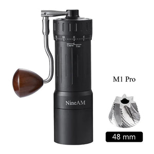 Manuelle Kaffeemühle NineAM M1/Pro (2024) – 48 mm Edelstahl-Kegelmahlwerk, Aluminium- und Walnussholzgehäuse