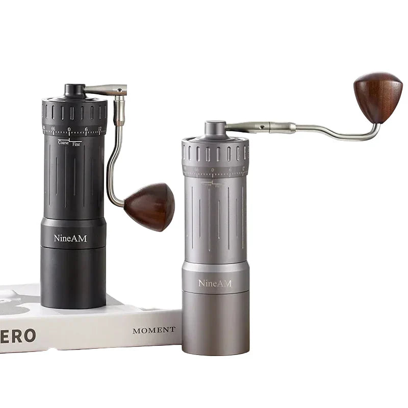Manuelle Kaffeemühle NineAM M1/Pro (2024) – 48 mm Edelstahl-Kegelmahlwerk, Aluminium- und Walnussholzgehäuse